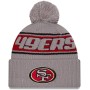 New Era NFL Gorro con pompón Sideline 2024 Fútbol Americano Logotipo del Equipo Beanie Gorro de Invierno Gris